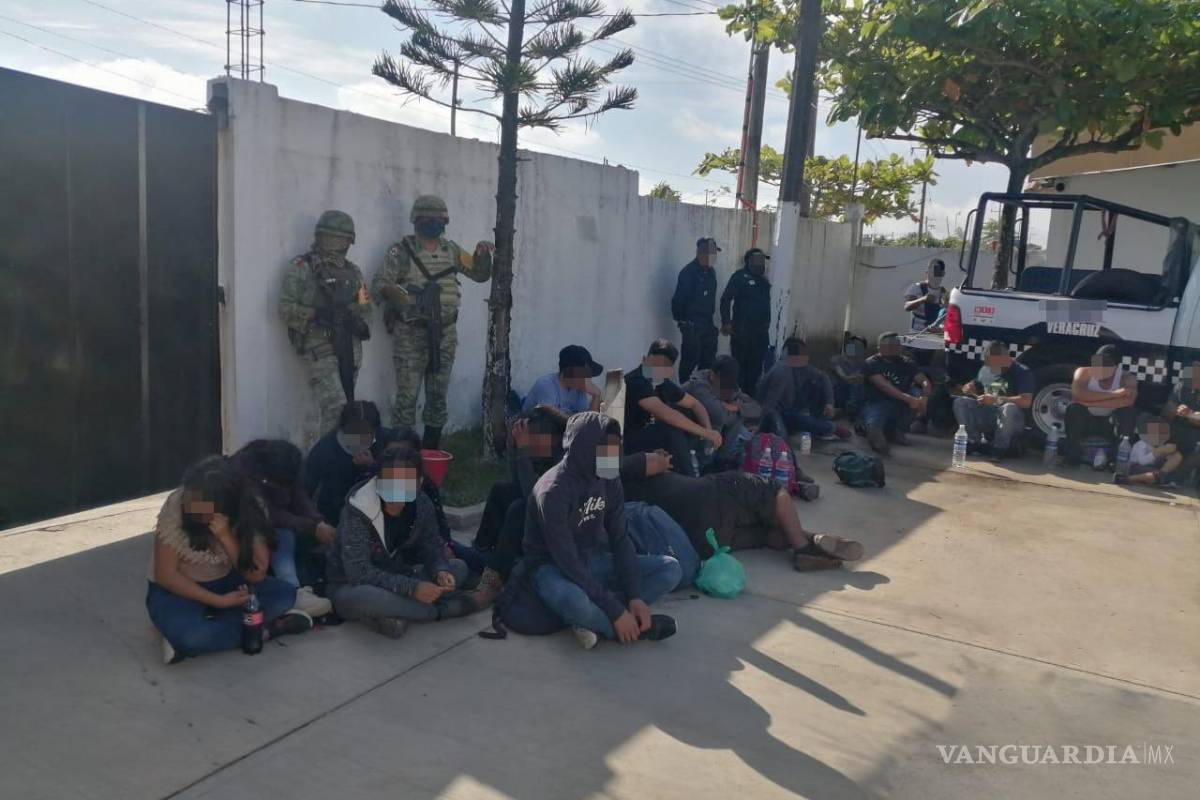 223 migrantes son rescatados de un camión abandonado en Veracruz