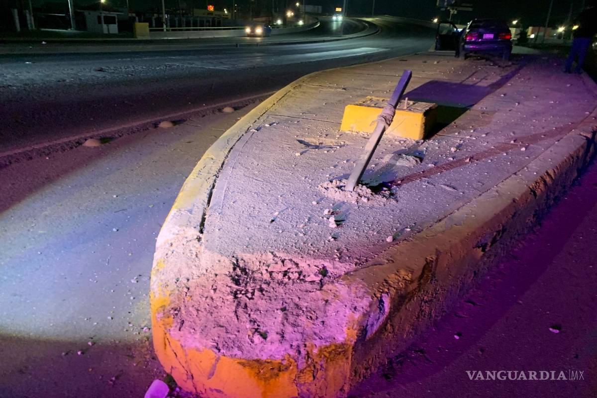 $!El Jetta fue encontrado abandonado sobre el camellón central, obstruyendo la entrada al puente vehicular.