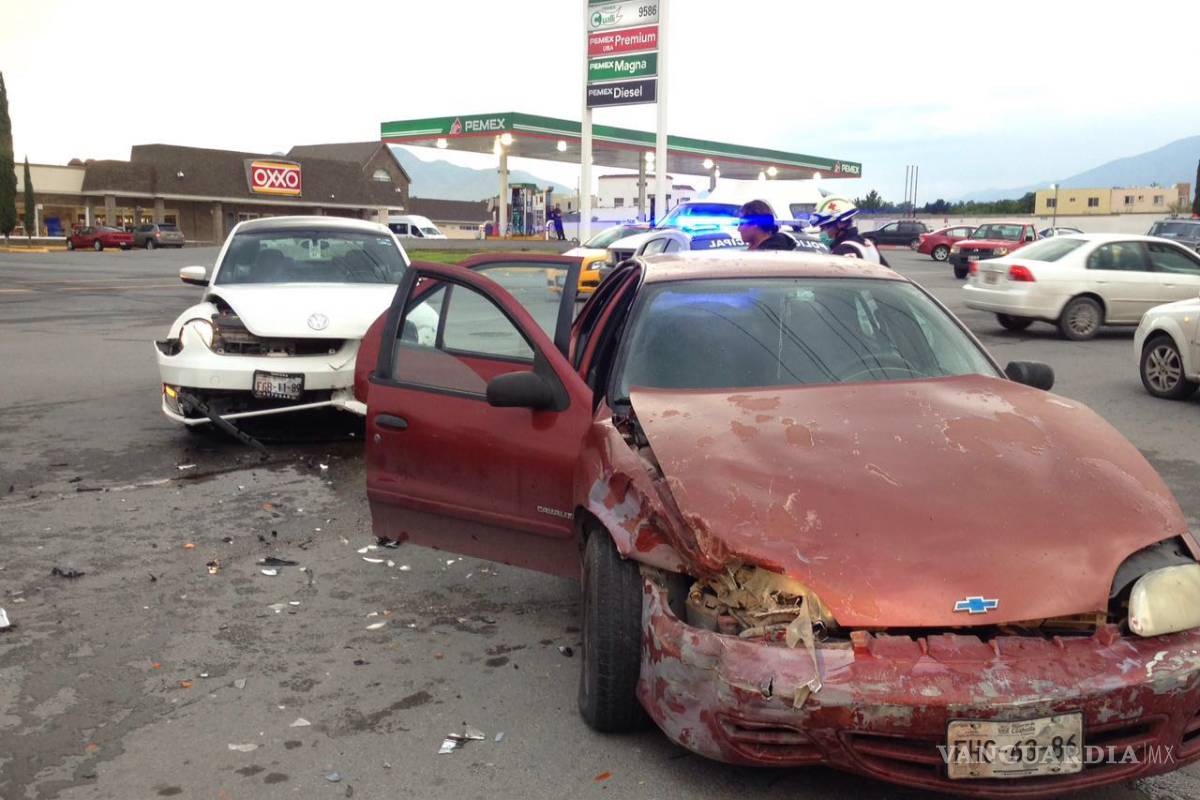 Conductora causa aparatoso choque en el Colosio