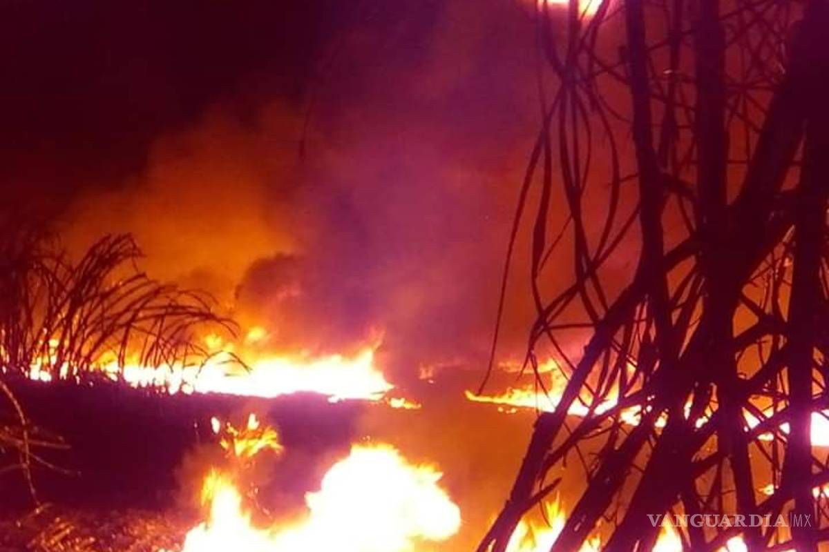 Explota toma clandestina en ducto de Pemex en Veracruz