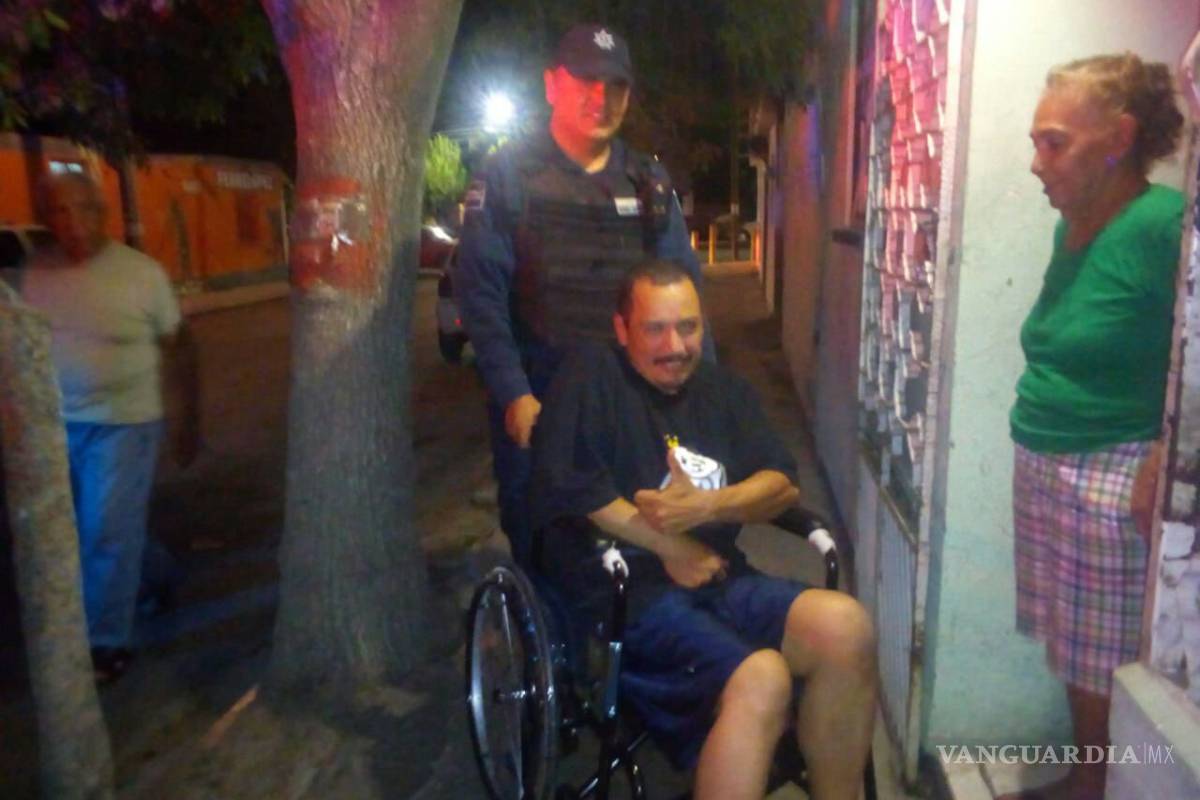 Policías de Saltillo dan apoyo a joven enfermo de Parkinson y le donan una silla de ruedas
