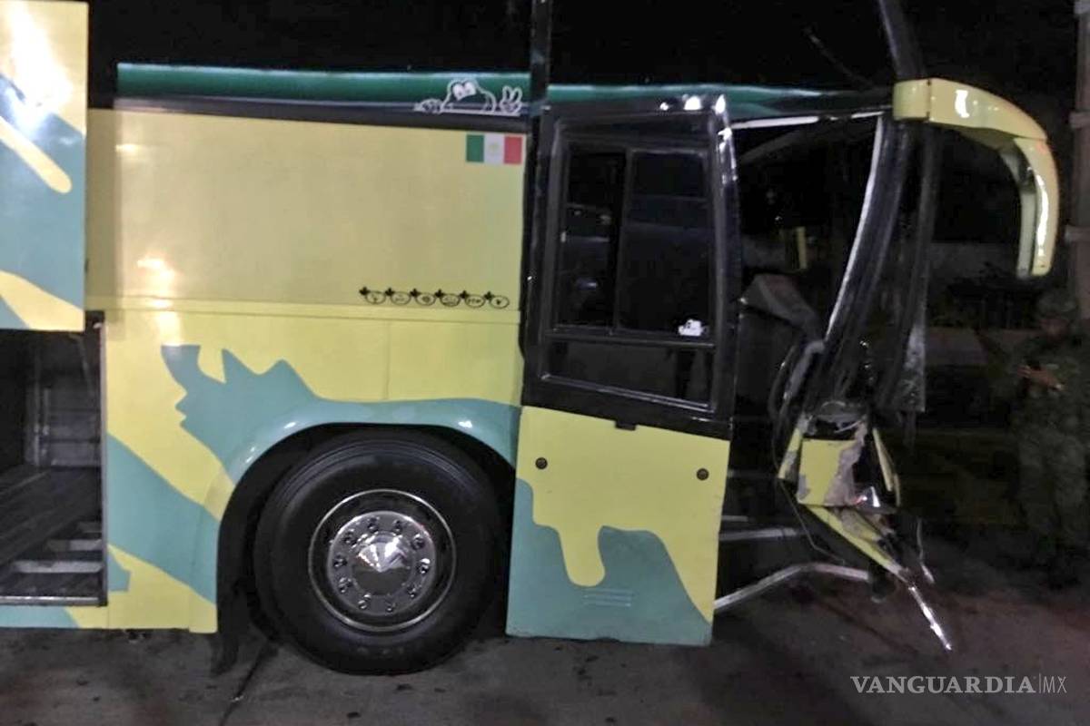 Tres heridos por ataque de comando a autobus