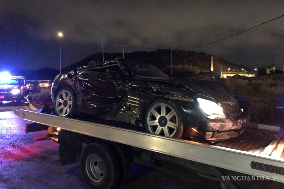 Destroza su automóvil; sale ileso, pero detenido