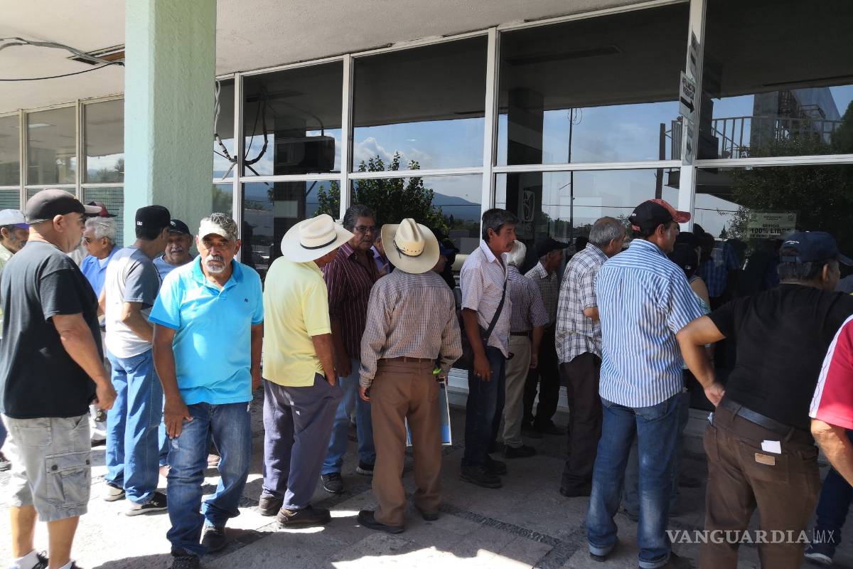 Ex trabajadores de AHMSA protestan en el IMSS por problemática en pensiones e incapacidades