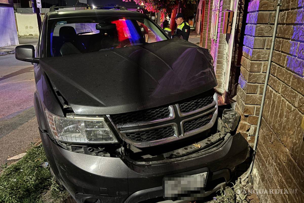 Ignora alto, choca a camioneta y la proyecta contra una casa en Saltillo; se da a la fuga