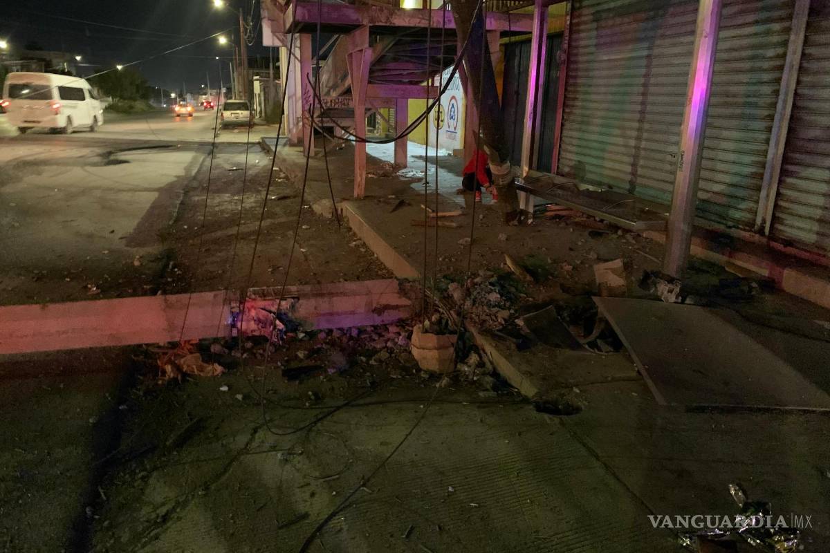 Chocan jóvenes contra dos postes y se dan a la fuga en Saltillo; testigos señalan a pandilla local