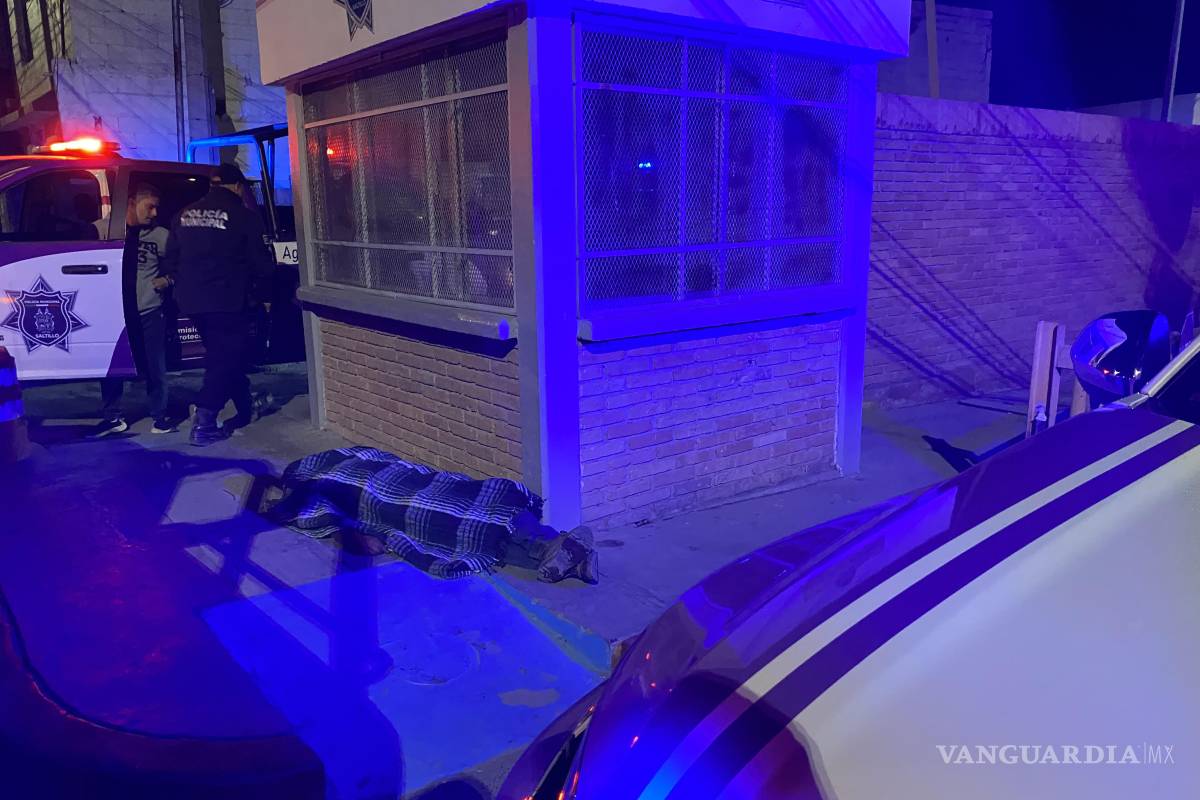 Muere hombre frente a la Policía Municipal de Saltillo; presunto infarto fulminante