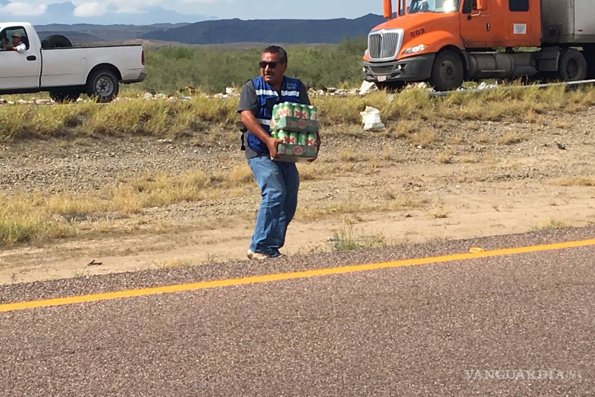 Vuelca camión de cerveza y automovilistas empiezan rapiña en Edomex