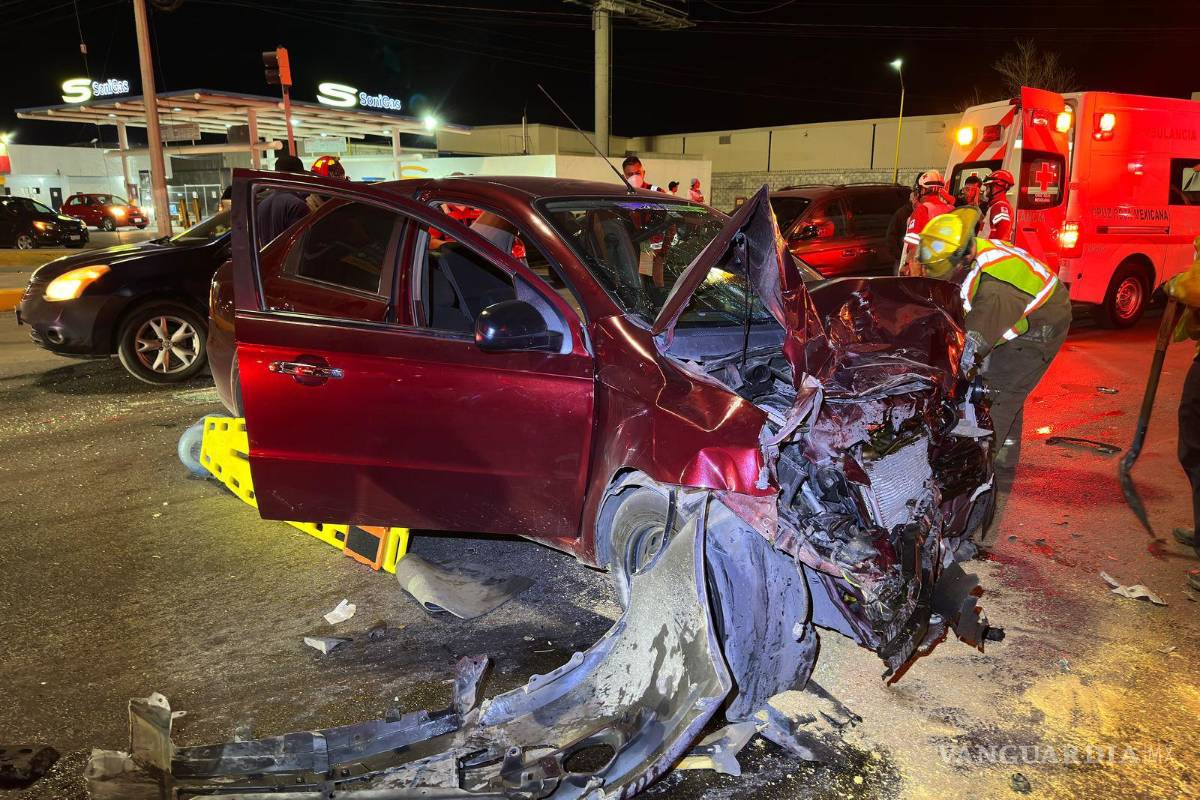 Saltillo: se pasa el rojo y termina prensado en su auto tras brutal choque; presuntamente ebrio