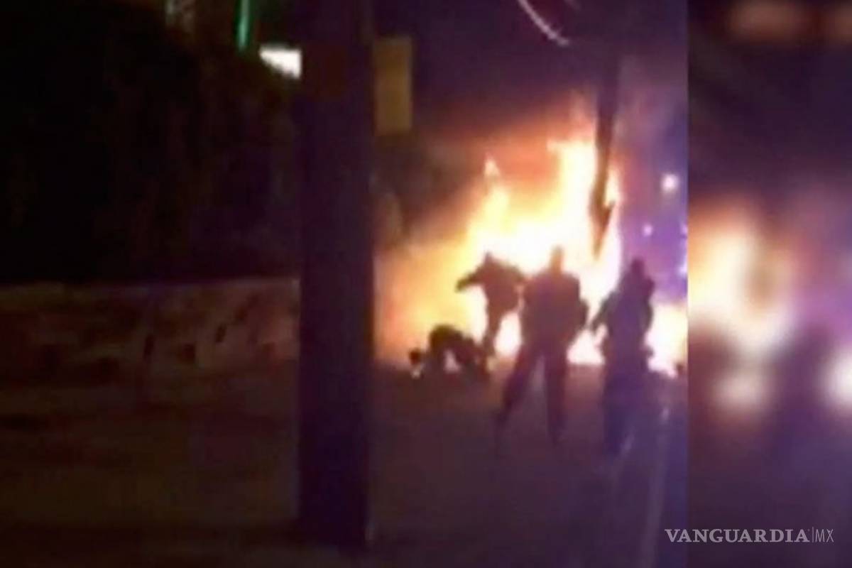 Suspenden a policías que patearon a hombre que se quemaba