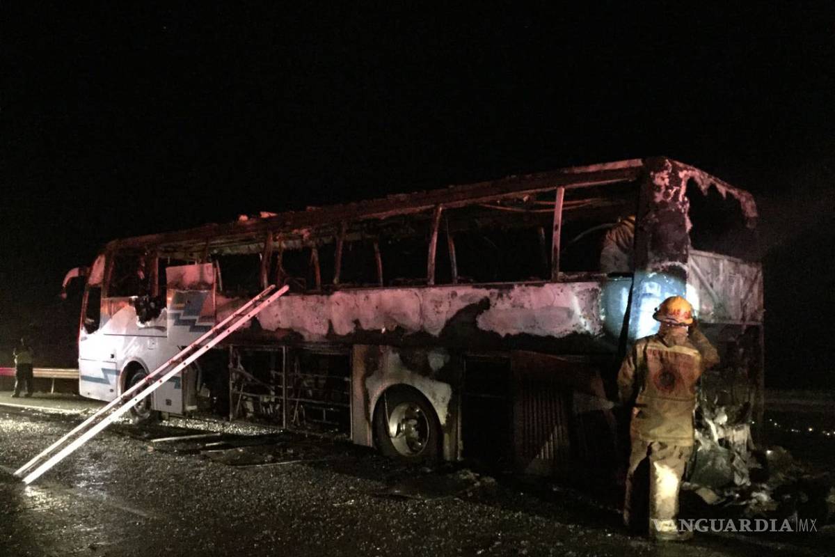 Arde camión de pasajeros en la carretera Monterrey-Saltillo; no hubo heridos