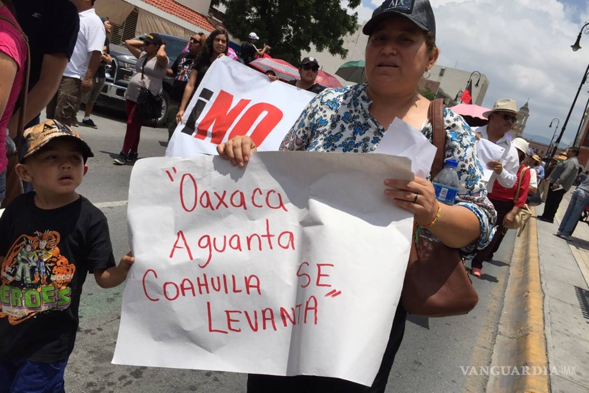 $!Grupos ciudadanos y magisteriales de Coahuila protestan por conflicto en Oaxaca (FOTOS)