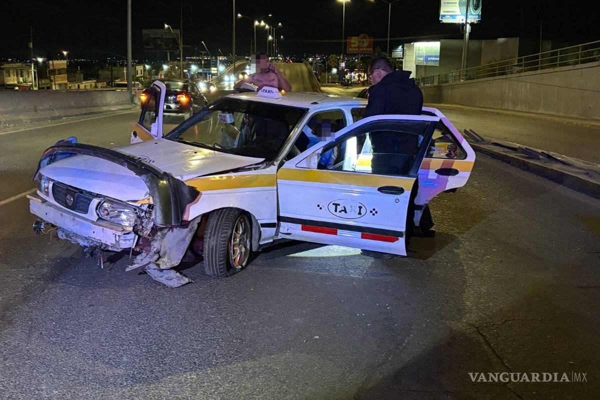 Impacta barra de contención y es detenido en Saltillo; acompañante lesionada