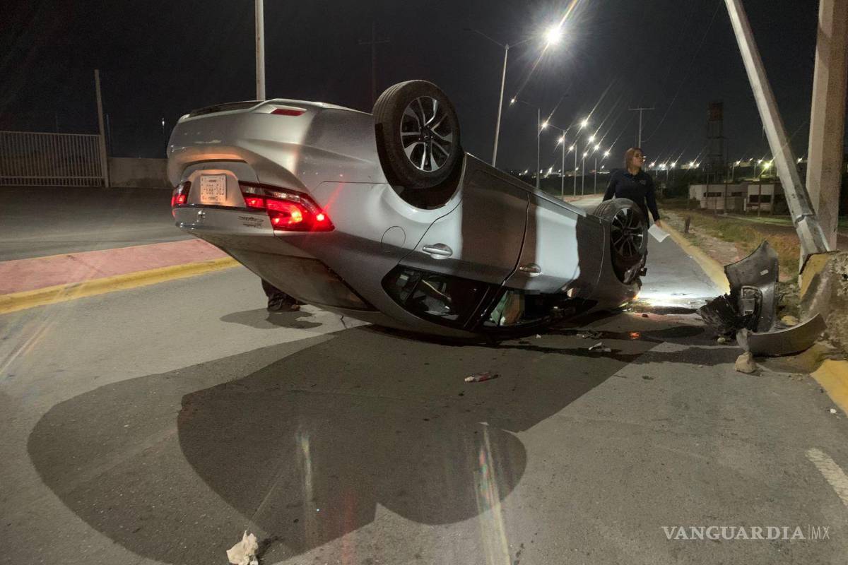 Vuelca conductor ebrio tras impactar luminaria en Ramos Arizpe