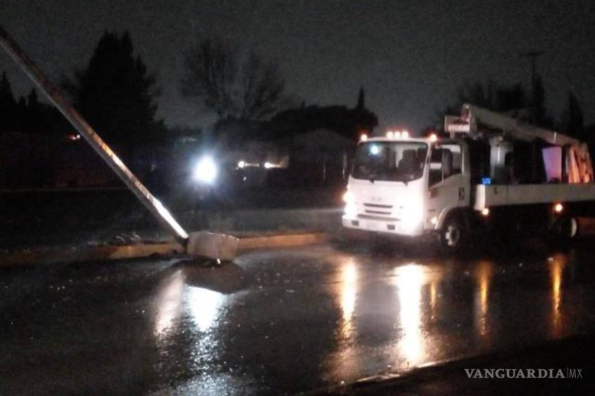 Chocan y derriban poste de energía eléctrica al sur de Saltillo