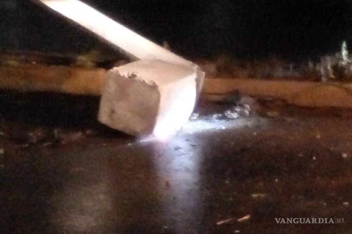 Chocan y derriban poste de energía eléctrica al sur de Saltillo