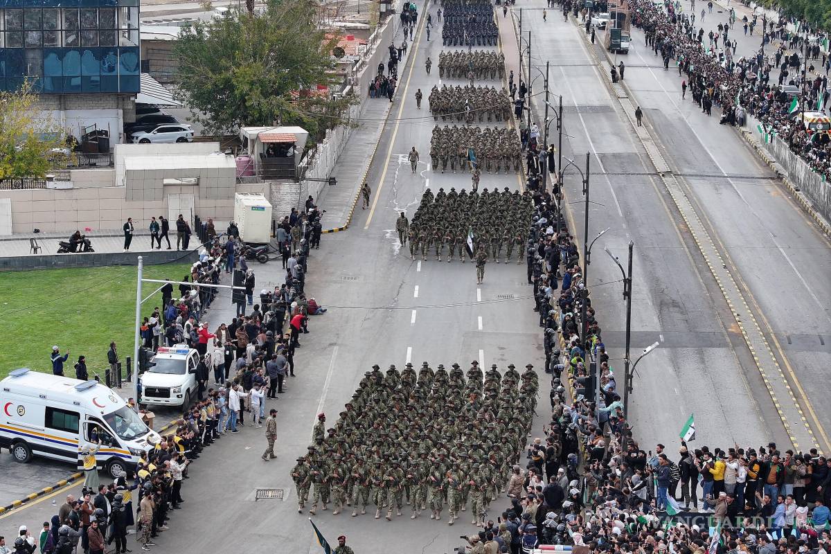 $!Nuevos miembros del ejército sirio durante un desfile que conmemora el primer aniversario del derrocamiento del expresidente Bashar al-Assad en Damasco, Siria.