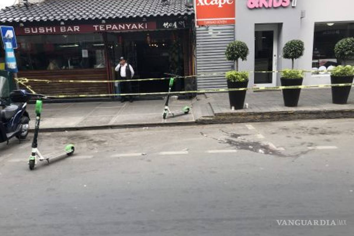 En la CDMX la policía resguarda con scooters escena de un asesinato