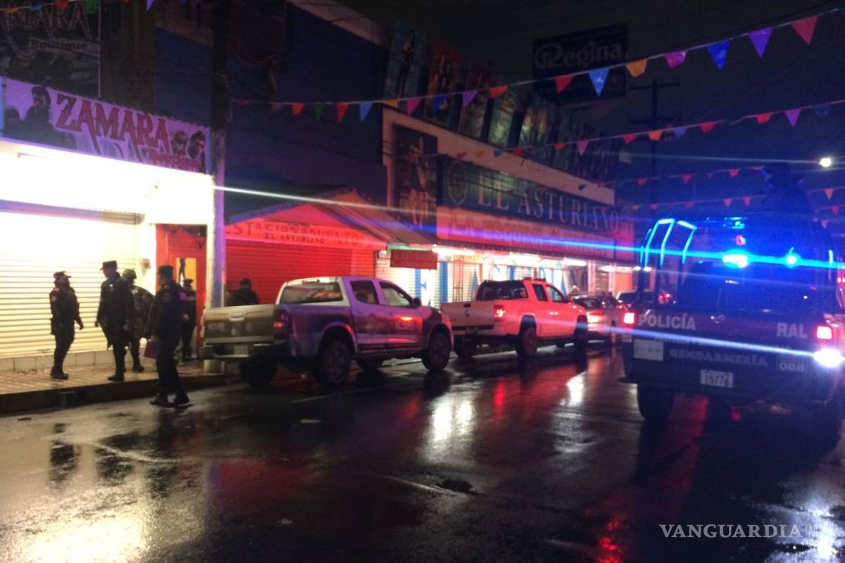 Con bomba molotov, incendian 3 vehículos en el centro de Monterrey