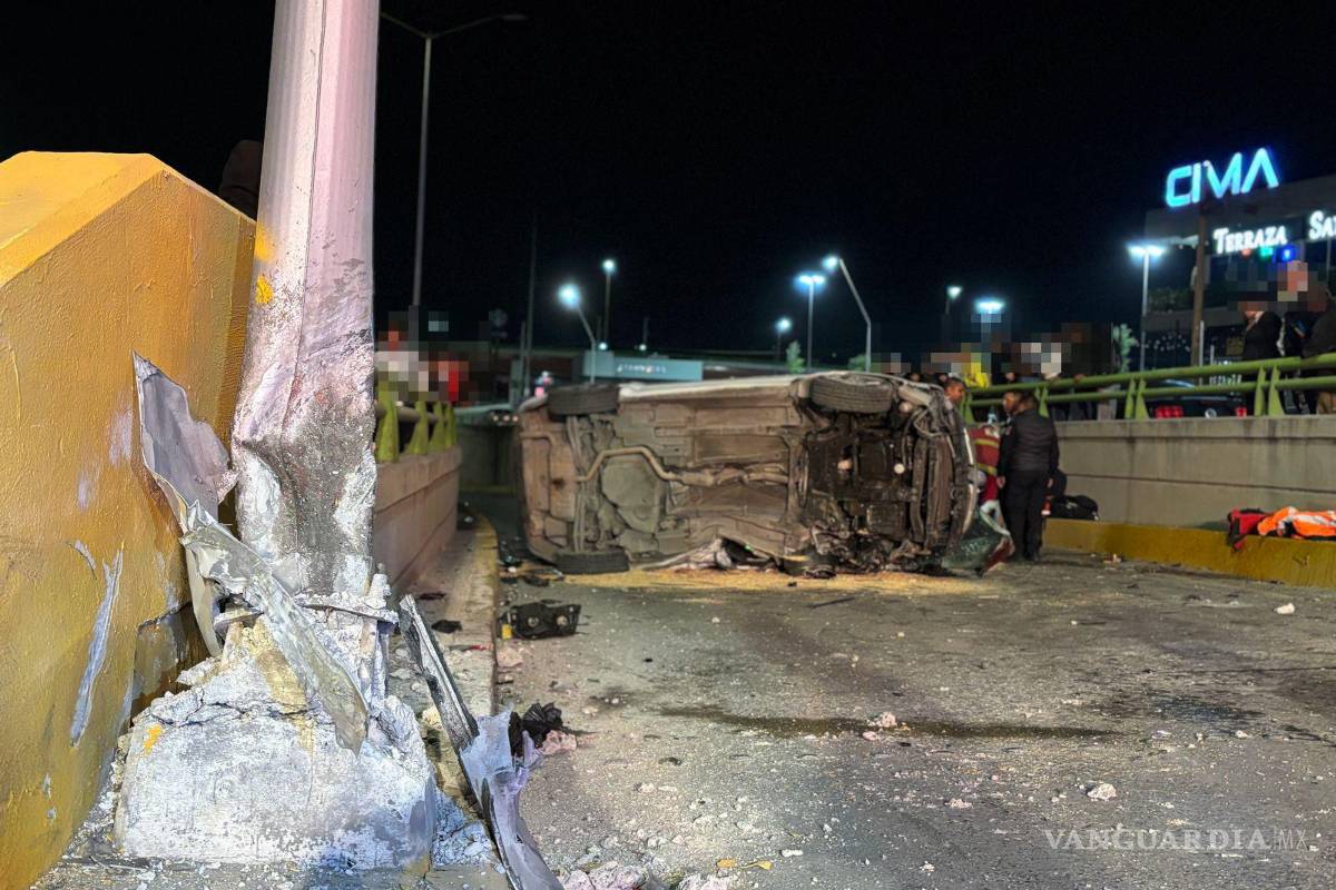 Saltillo: Vuelcan tras chocar contra luminaria en el LEA; cuatro lesionados, una embarazada en estado grave