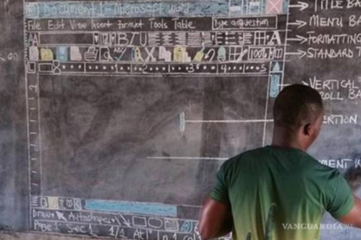 Profesor enseña informática sin ayuda de una computadora