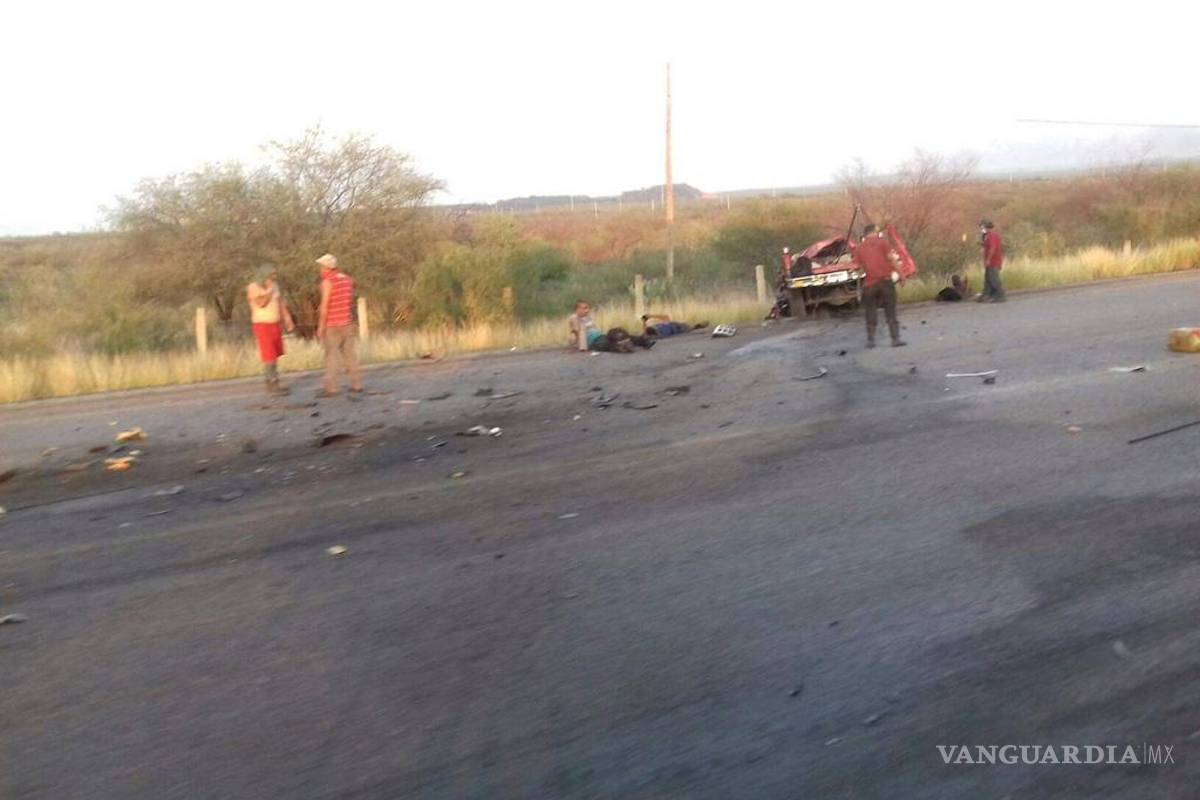 $!Mueren dos mineros en accidente vial en Barroterán, Coahuila; hay 14 heridos