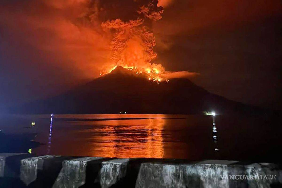 Volcán de Indonesia entra en erupción varias veces; autoridades emiten alerta de tsunami