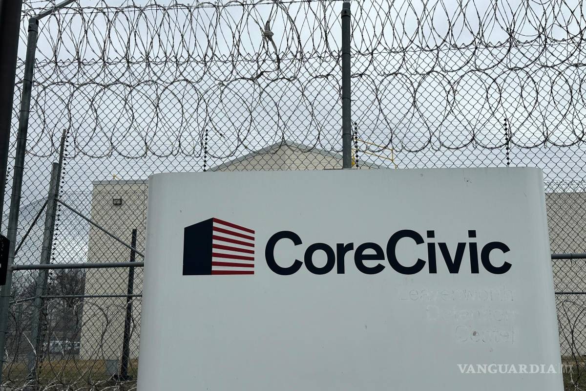 ICE usa contratos sin licitación, que benefician a grandes firmas, para obtener camas para detención