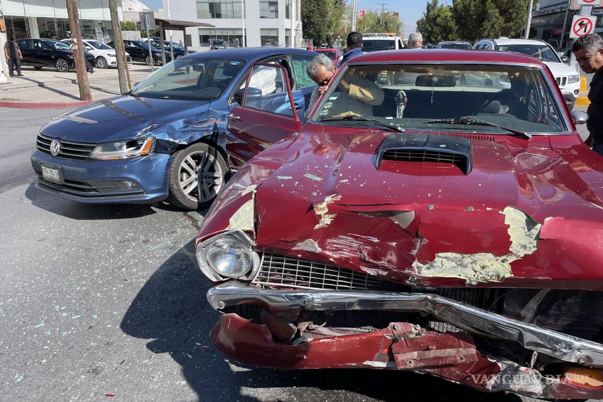 Destruye saltillense su auto clásico tras frenar de imprevisto