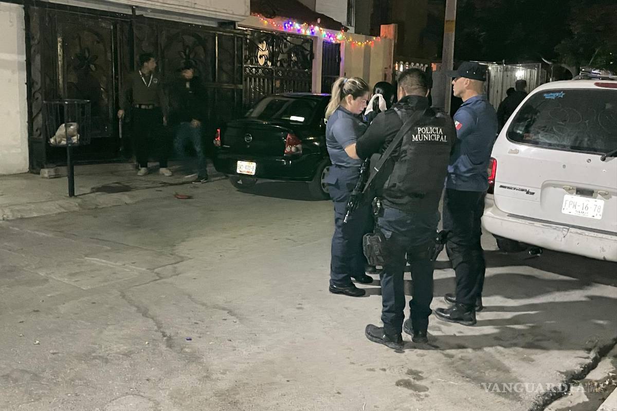 Pareja consume alcohol etílico y hombre muere intoxicado; esposa es trasladada a estación de bomberos en Saltillo