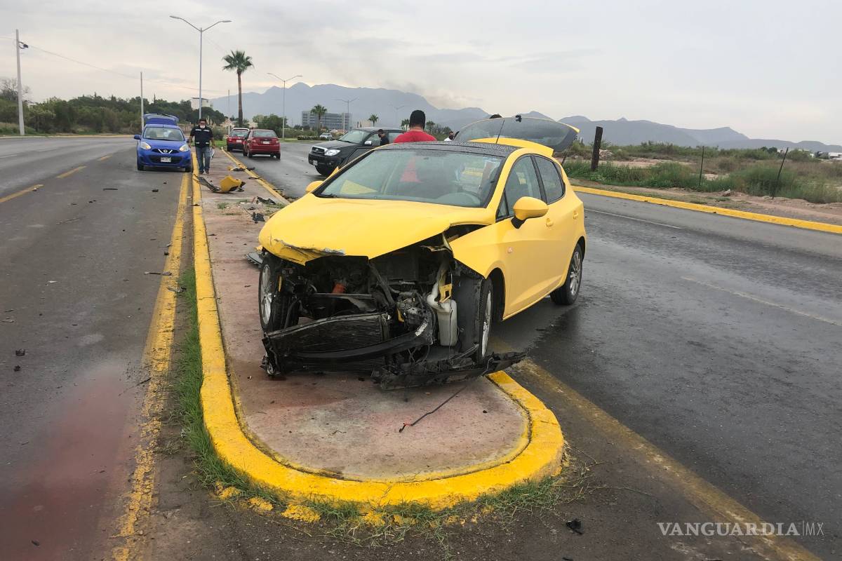 Invade carril e impacta una camioneta en el bulevar Colosio de Saltillo