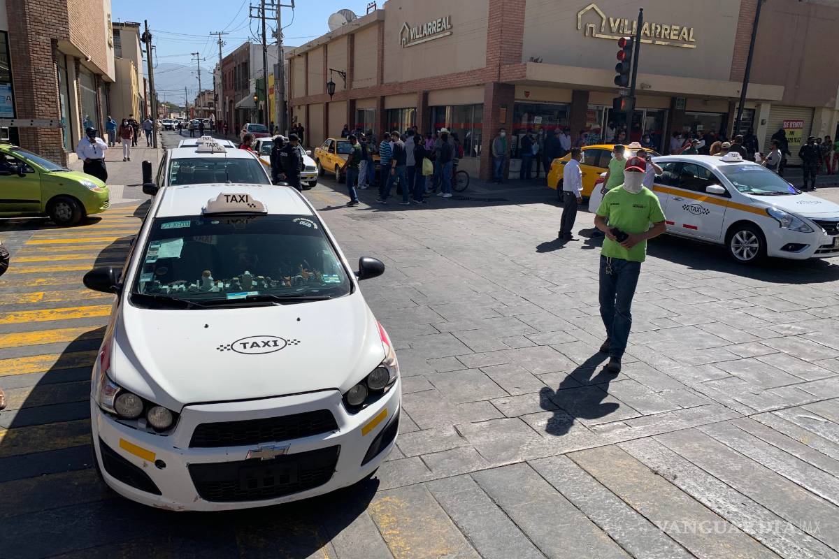 Bloquean taxistas Centro Histórico de Saltillo; exigen que plataformas privadas paguen impuestos
