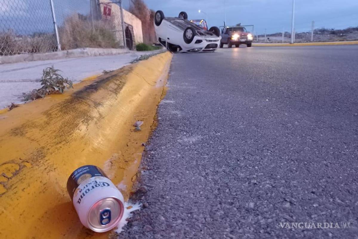 Conductor en estado de ebriedad huye tras volcar, en colonia de Ramos Arizpe