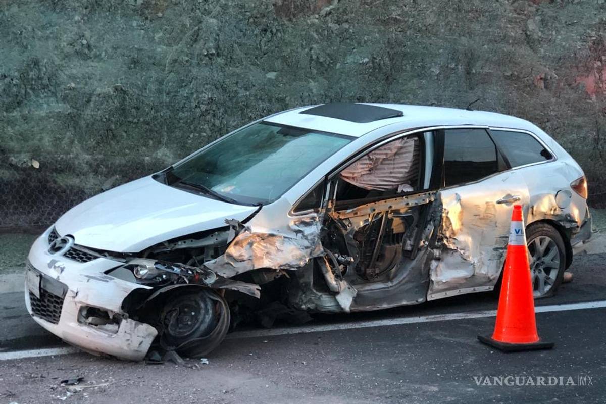 Hombre ebrio vuelca en libramiento de Saltillo; su familia termina lesionada