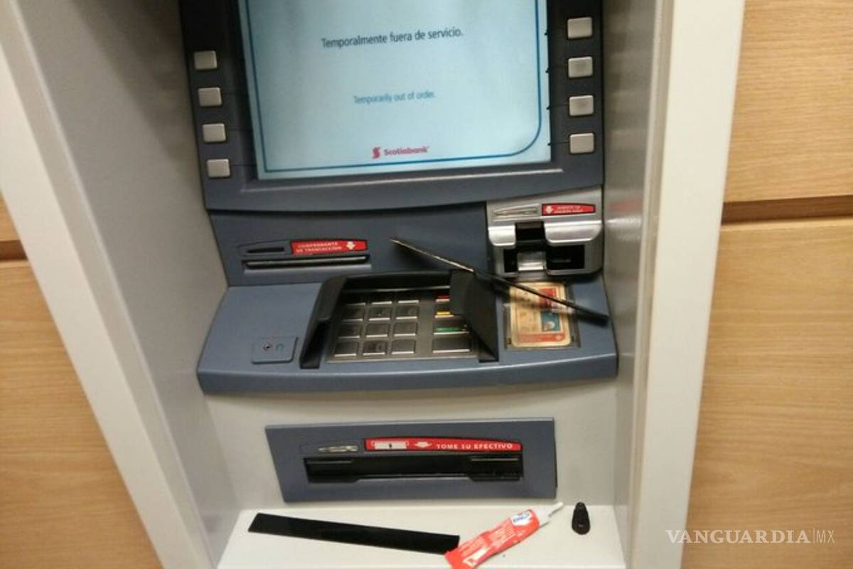 Con celular graban NIP de tarjetas usadas en cajeros