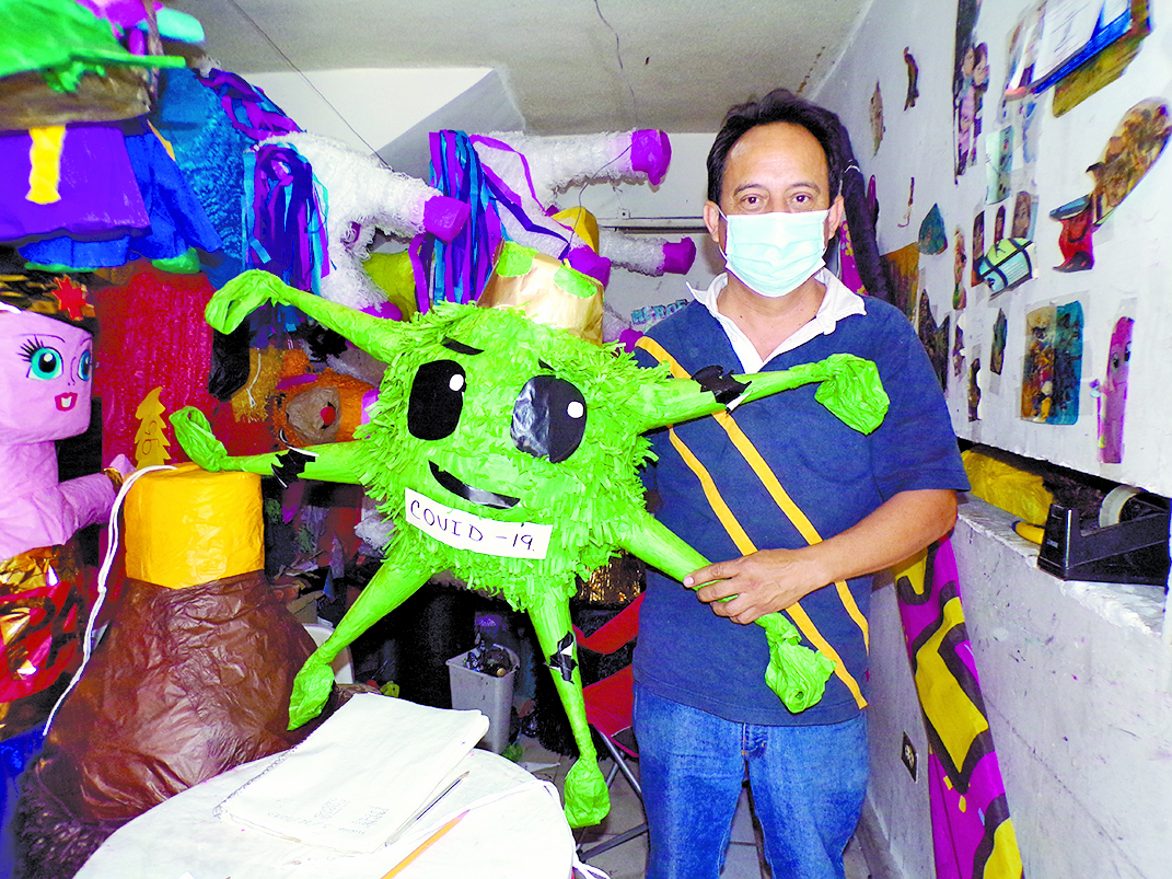 Se pone de moda en Saltillo la piñata con figura de COVID