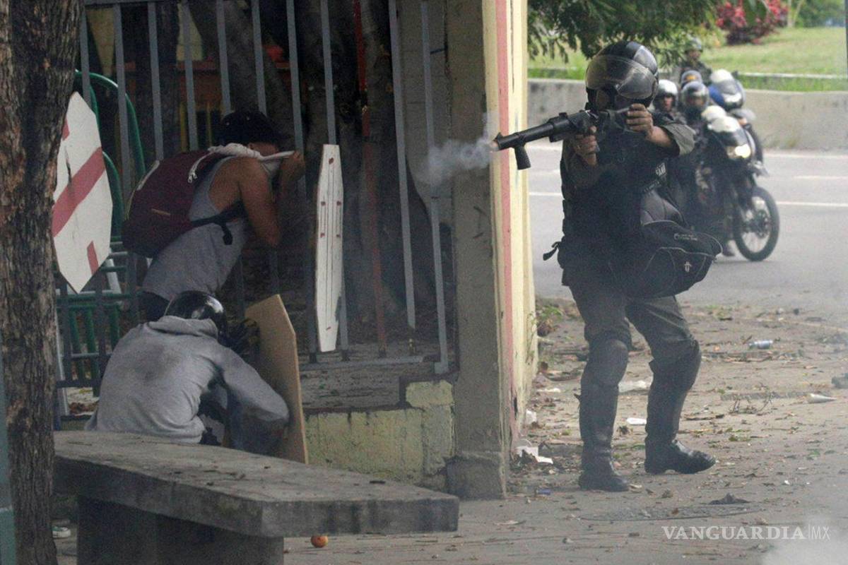 Frenan con gas lacrimógeno marcha opositora en Venezuela