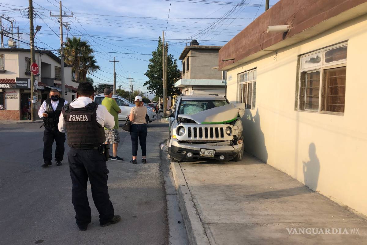 Chocan camioneta del Estado en colonia de Saltillo