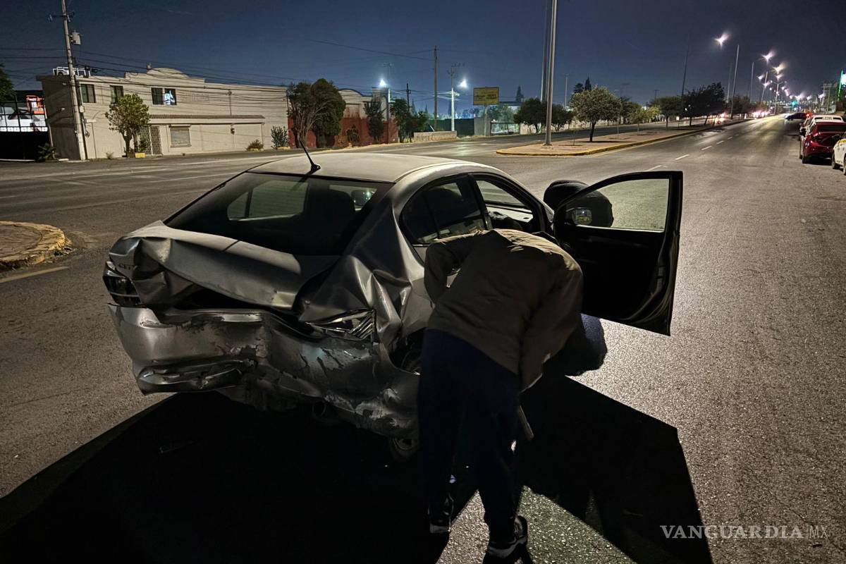$!El Honda City fue proyectado varios metros por el impacto del vehículo que no frenó a tiempo.