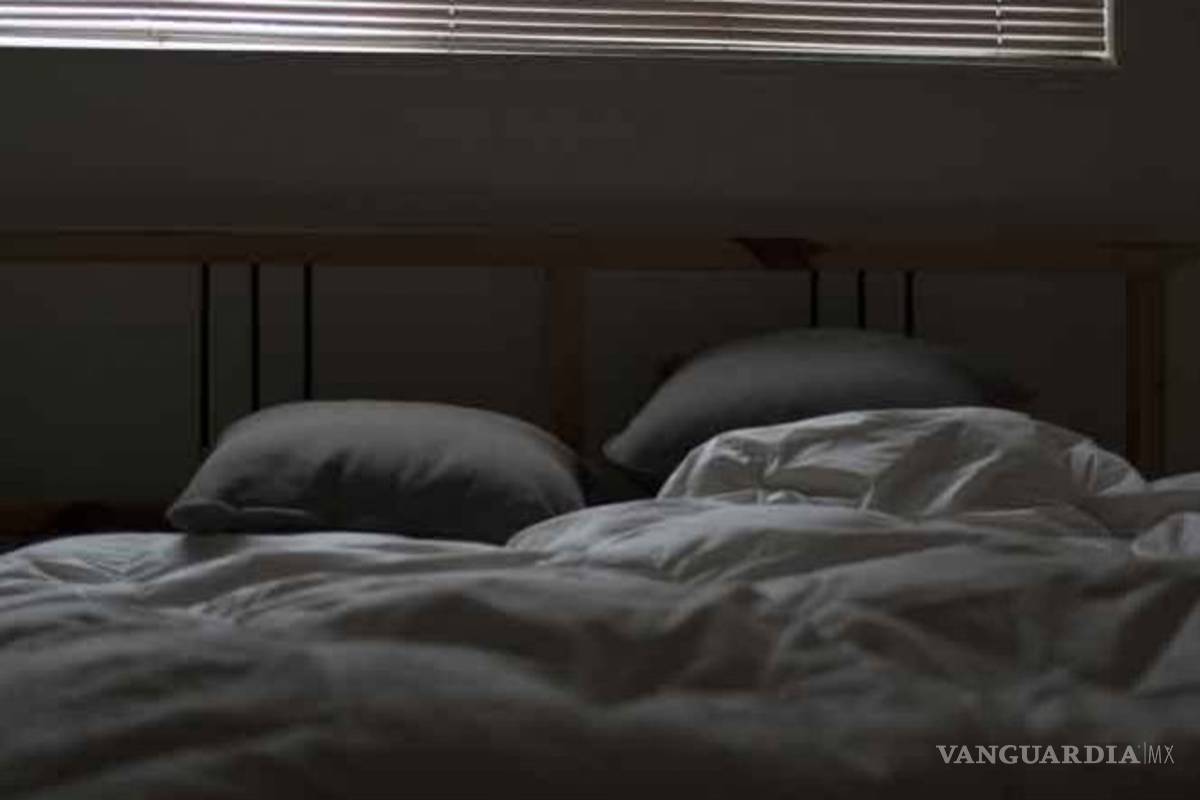 Acusan a hombre de guardar cadáver bajo su cama en EU