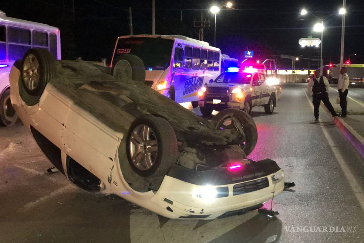 Saltillo: sujeto en estado de ebriedad vuelca y choca contra estructura... ¡resulta ileso!