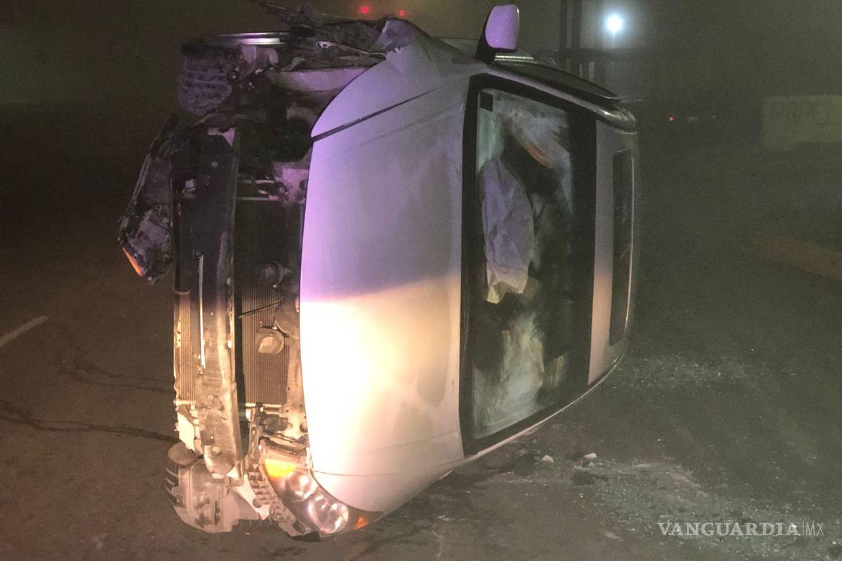 Se le ‘mueve’ el piso a ebrio conductor y termina volcado al oriente de Saltillo
