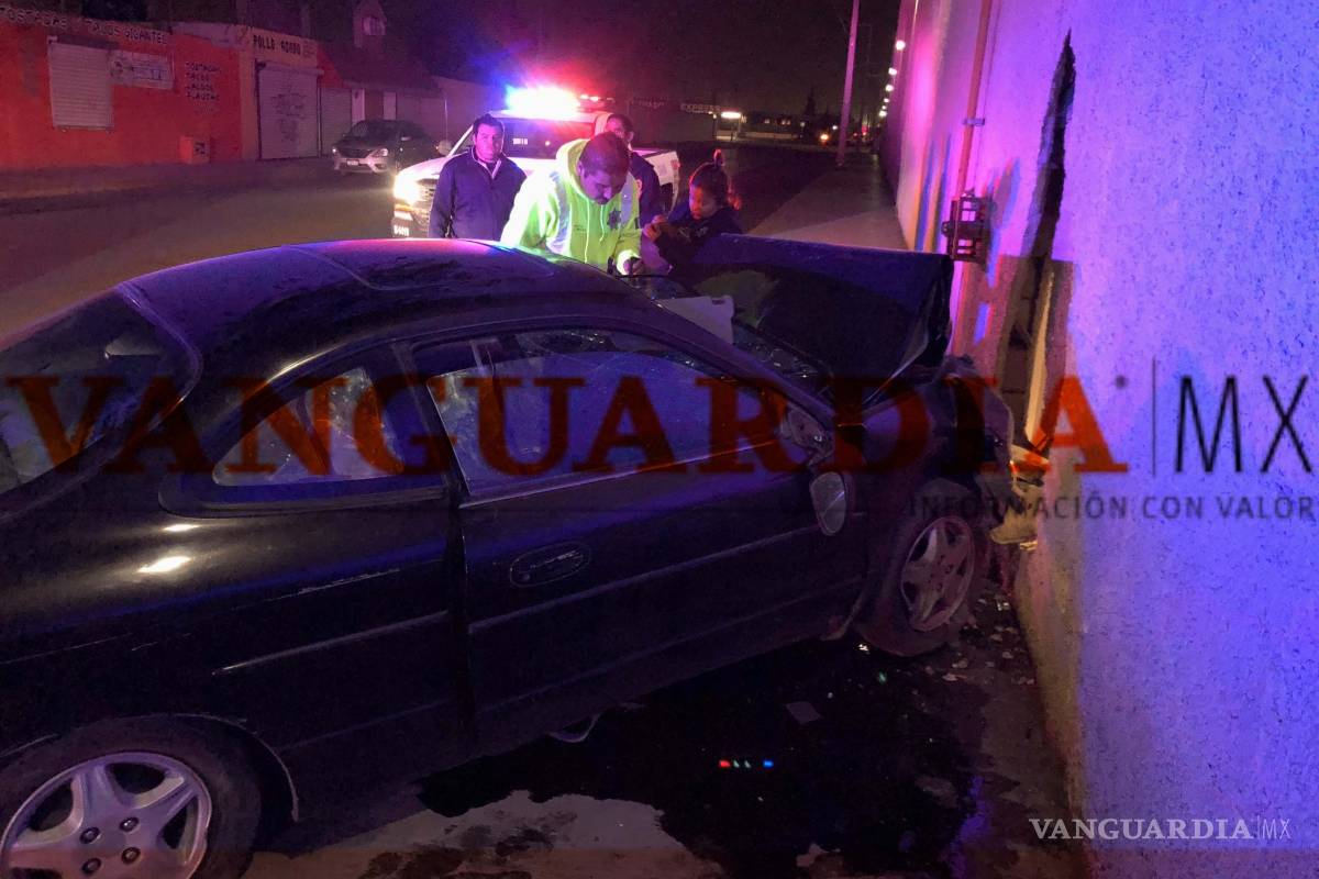Choca, huye y termina estrellándose contra barda de centro comercial en Saltillo
