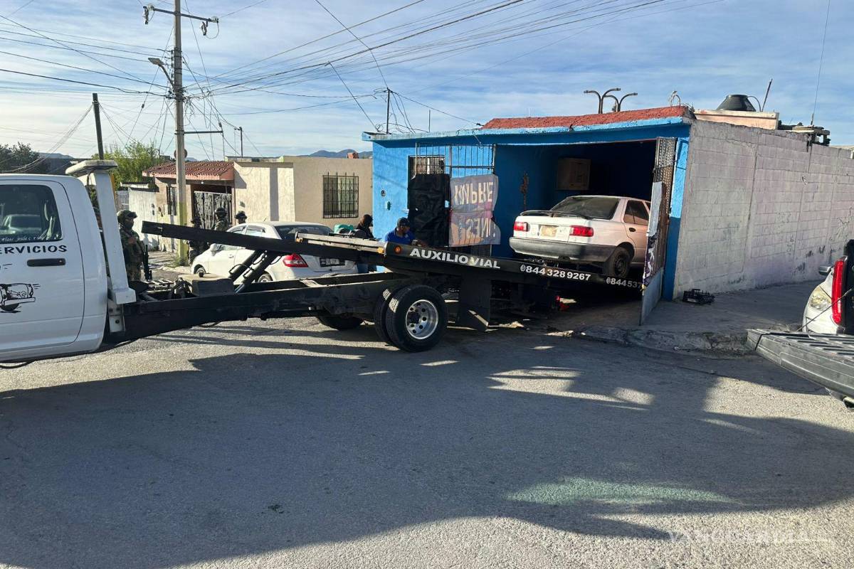 $!Elementos de seguridad aseguraron un Nissan Tsuru con reporte de robo durante un cateo en la colonia Nogales.