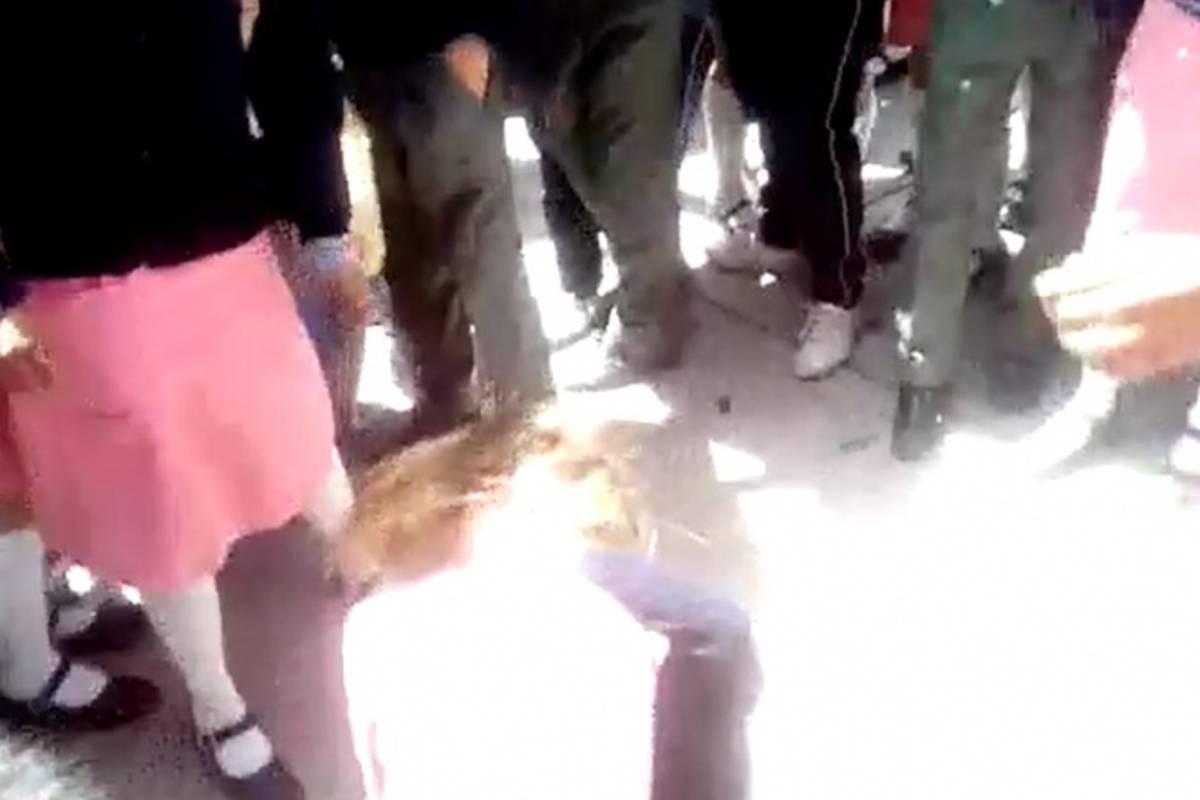 'El Club de la Pelea' afuera de la ‘secu’... papás se lían a golpes con alumnos para ‘arreglar’ los problemas de sus hijos (video)