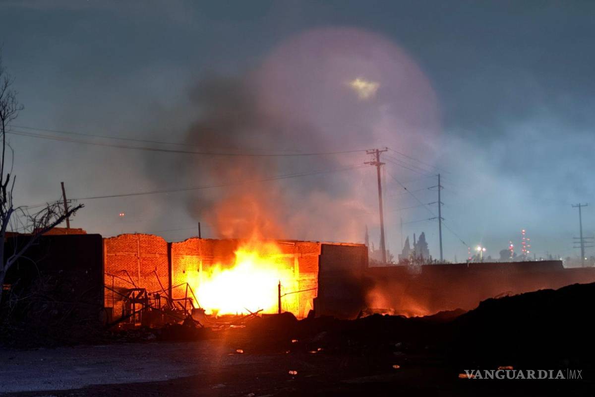 Fuego resurge en recicladora al poniente de Saltillo; el viento arrastra el humo hasta el centro