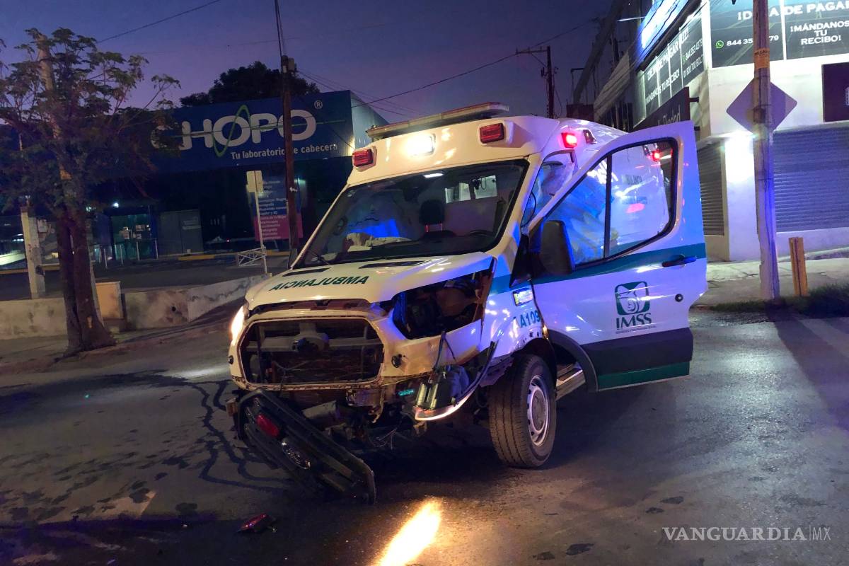 Conductor se pasa un alto e impacta ambulancia del IMSS al norte de Saltillo
