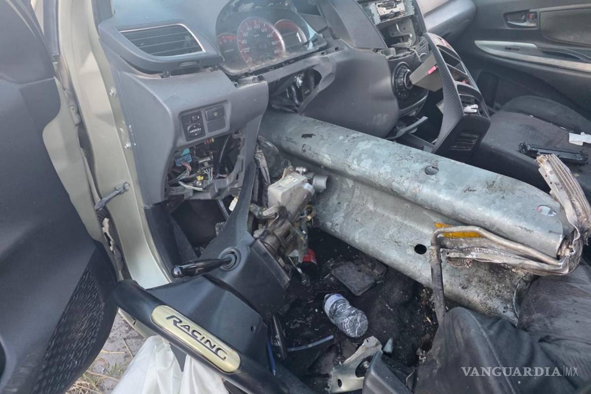 $!La estructura atravesó el vehículo y llegó hasta el asiento del conductor.