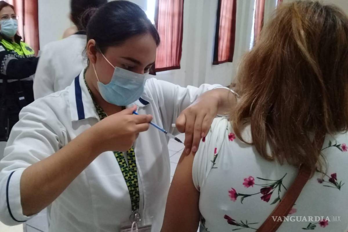 Vacunación reduce riesgos de fallecimientos tras posible cuarta ola, señala experto