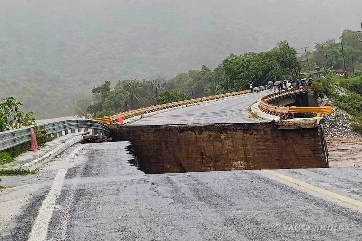 Acapulco prácticamente aislado; aeropuerto solo recibe vuelos de emergencia y hay 9 autopistas cerradas